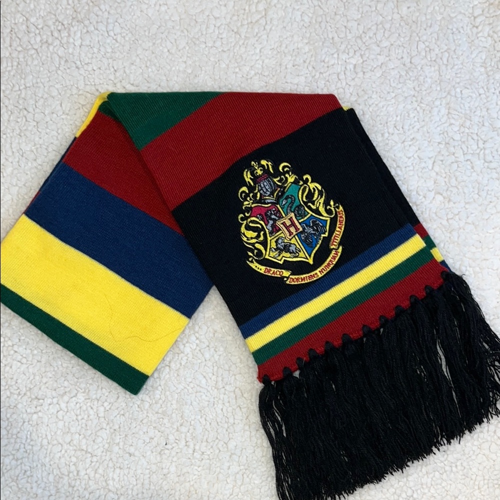 NWOT Universal Studios Harry Potter Hogwarts Striped Scarf with Crest
